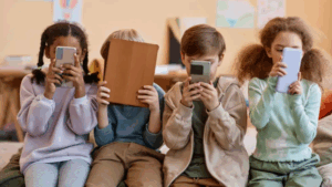 بازی و تعامل اجتماعی در نسل آلفا در مقایسه با نسل زد